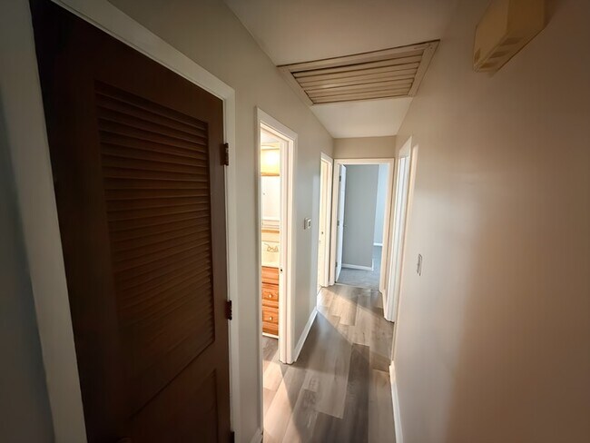 Building Photo - Charming 3-Bed 1.5 Bath Raised Ranch with ...