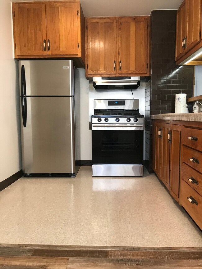 Building Photo - Gorgeous 1+1  in Glendale - Close to Eagle...