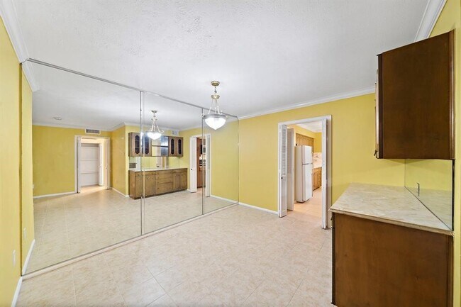 Building Photo - 7600 Burgoyne Rd