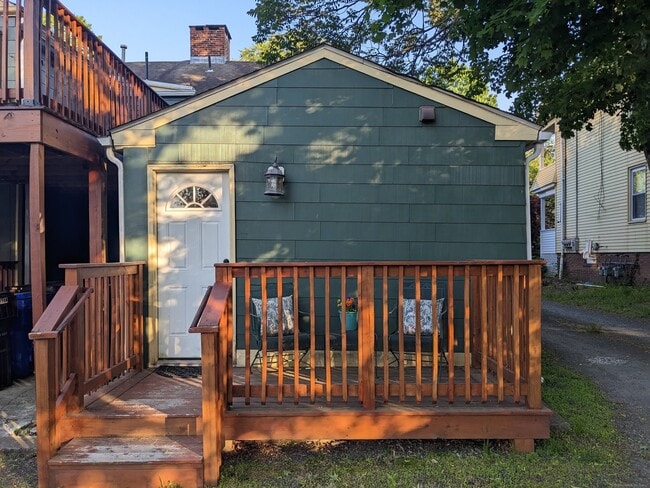 Primary Photo - 158 College St