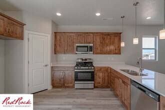 Building Photo - Beautiful Townhome in Hurricane Heights!