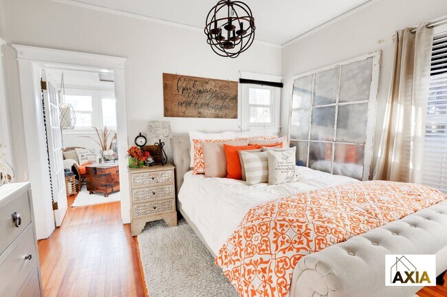 Building Photo - Downing