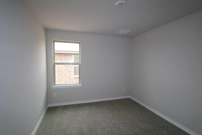 Building Photo - 221 Papaya Dr