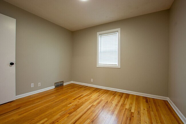 Building Photo - Adorable 3 Bedroom / 1 Bath Split Entry Home in Carter Lake with 2 Car Detach Garage!