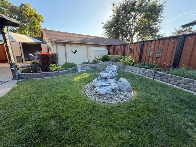 Building Photo - 1825 Rhododendron Dr