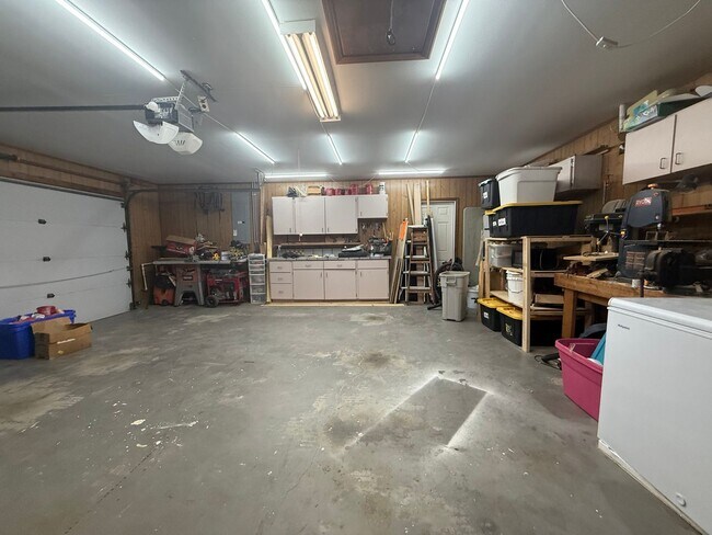 Building Photo - Beautiful 3 bedroom 2.5 bathroom pool home