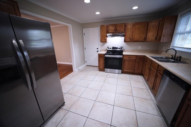 Building Photo - Charming Single-Story Home on a Spacious L...