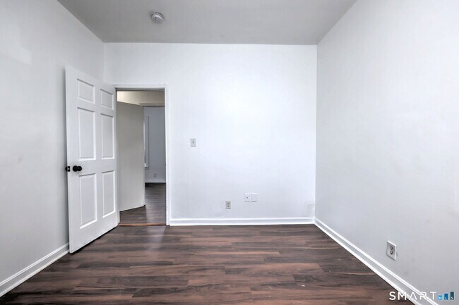 Building Photo - 483 Ferry St