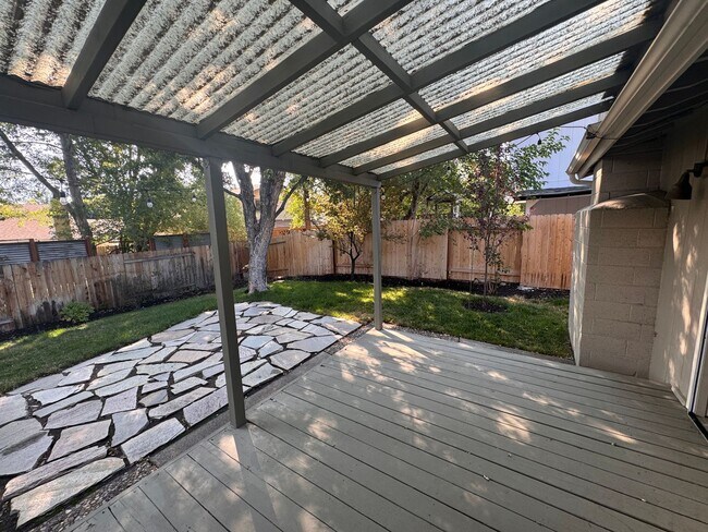 Building Photo - 4860 Lakeside Dr