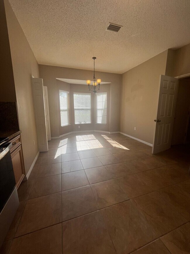 Building Photo - Updated Single family 3 / 2 with Screened ...