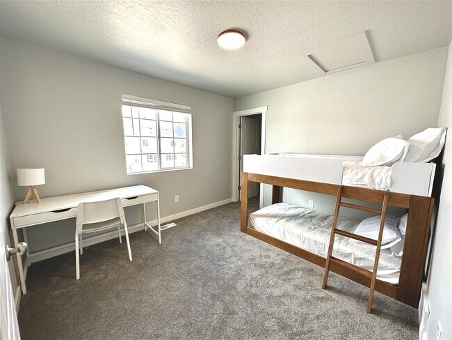 Building Photo - 1415 3500 W