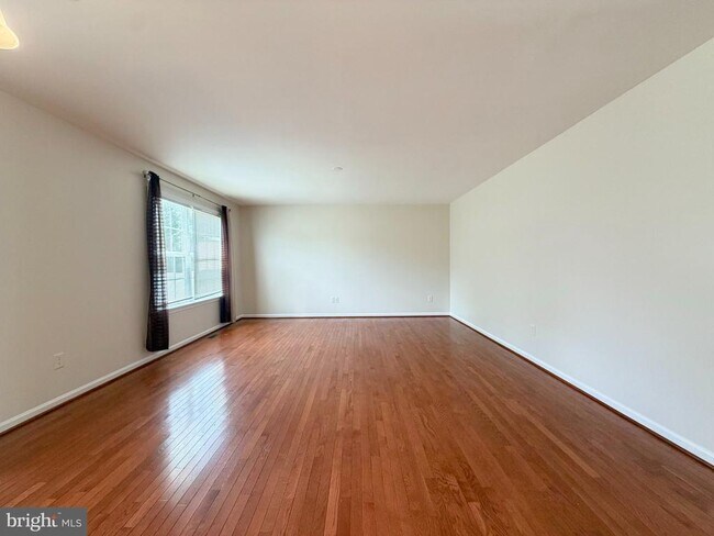Building Photo - 10 S Meadow Ct