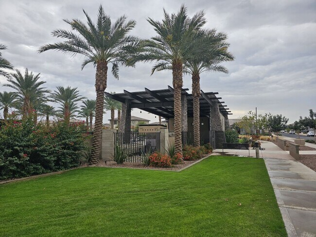 Building Photo - 5 BEDROOM 4 BATH SINGLE FAMILY HOME