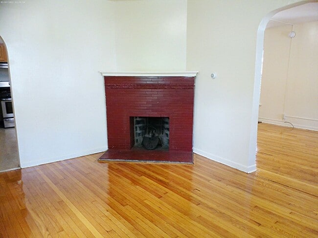 Building Photo - Available 8/1/26- Spacious and Open Two St...