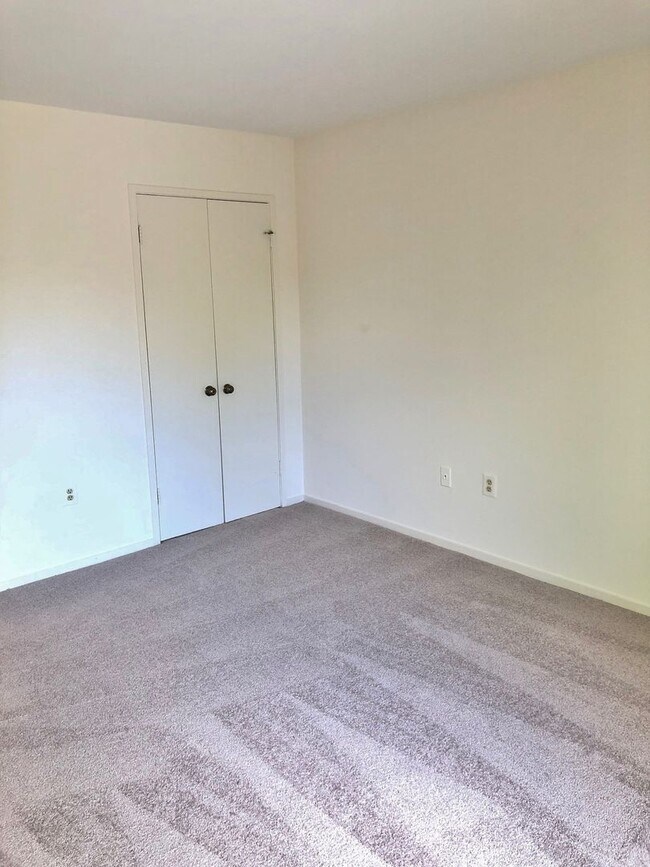 Building Photo - Spacious Potomac Beauty backs to Golf Course