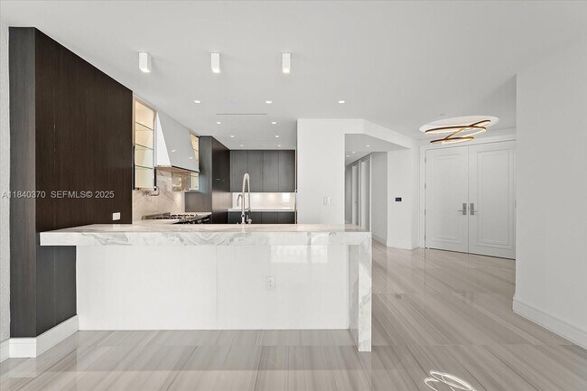 Building Photo - 17901 Collins Ave