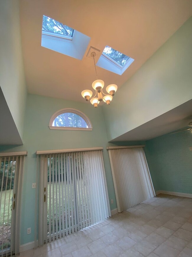 Building Photo - Beautiful 3 BR/2.5 BA Waterfront Home on Trent River!