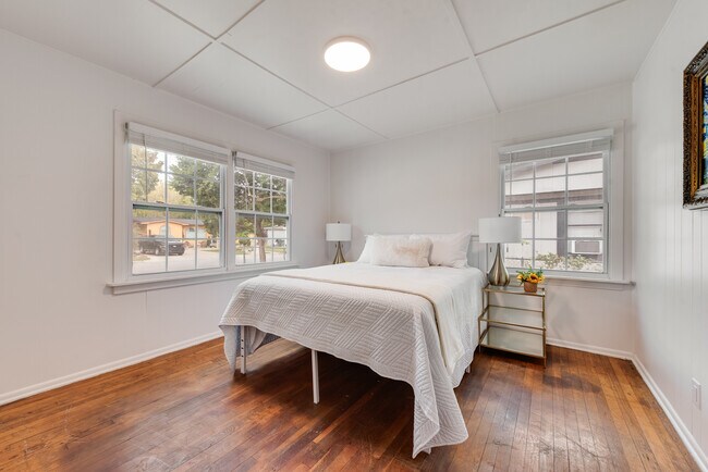 Building Photo - 202 Pine St