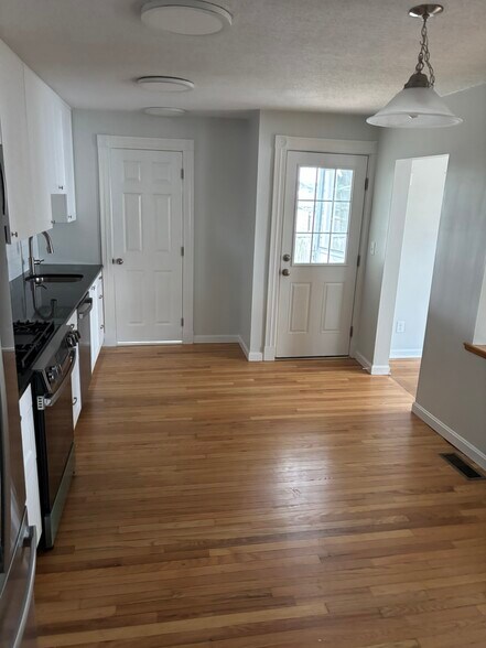 Building Photo - 109 Magoun Ave