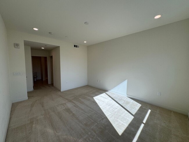 Building Photo - Stunning 2Bd/2Ba Condo in Heart of Irvine!