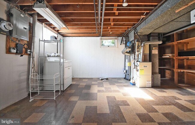 Building Photo - 3-bedroom, 1 and half bathroom end-of-group townhome in the quiet Stoneridge neighborhood in Towson