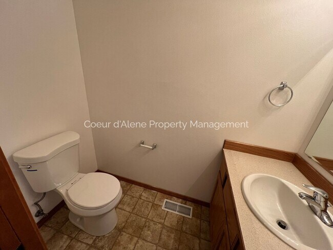 Building Photo - 1135/1137/1139 W Sumac