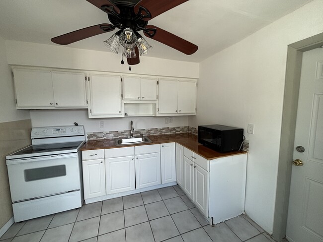 Building Photo - 6420 Oak St