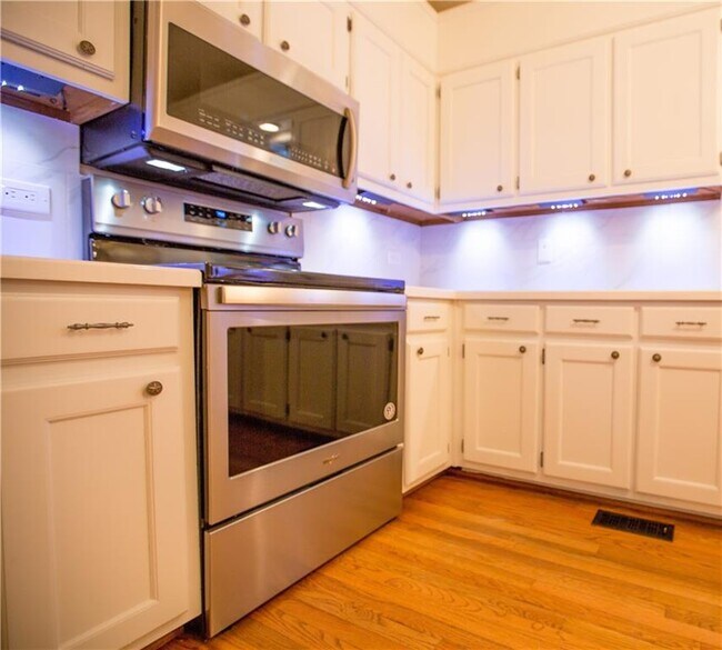 Building Photo - 5270 Oaks Landing Ct