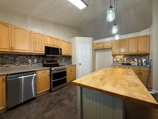 Building Photo - Spacious 5-Bedroom Home in Clinton!