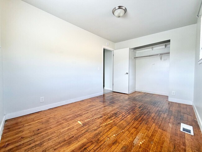Building Photo - 724 30th St