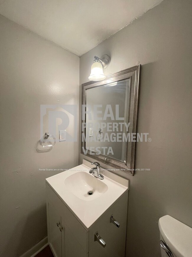 Building Photo - Spacious Two Bedroom Apartment in Warner R...