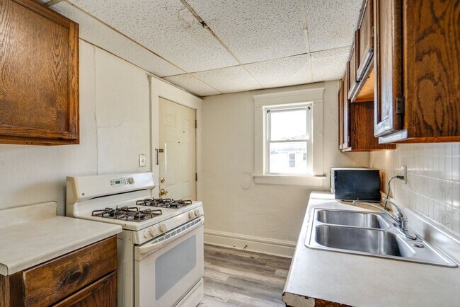 Building Photo - 485 Allyn St