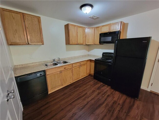 Building Photo - 9169 Bent Pine Ct NE