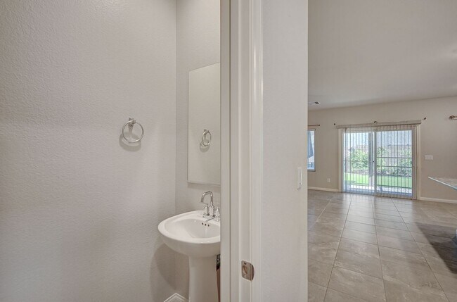 Building Photo - Spacious 4 Bedroom Home!