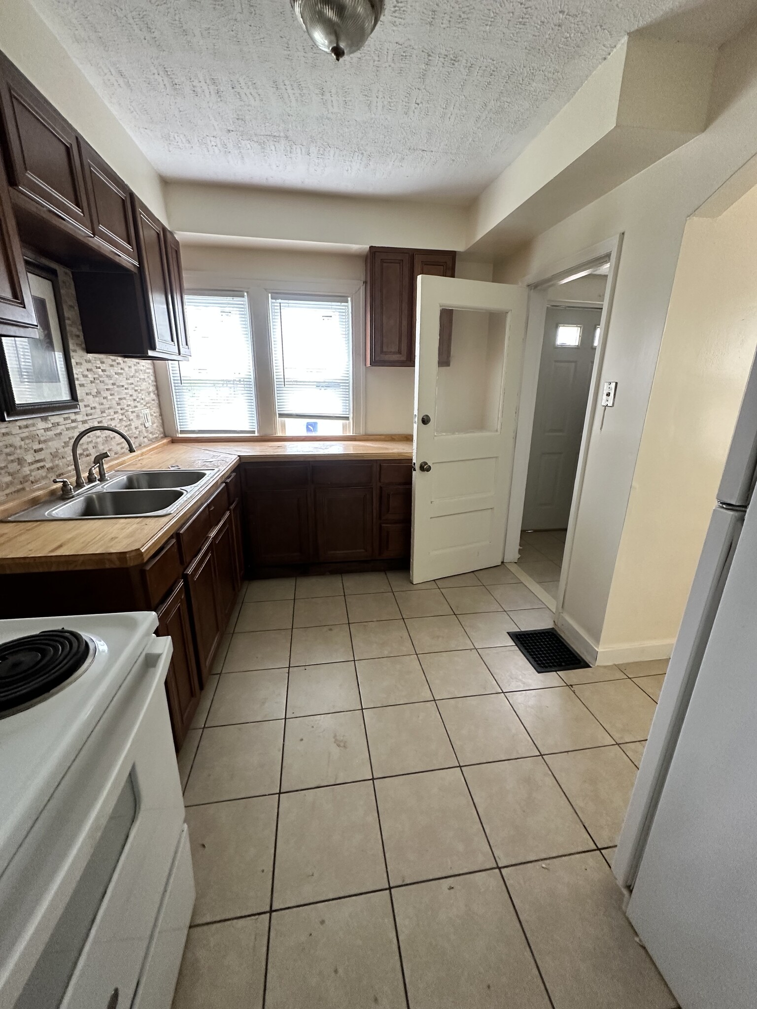 Building Photo - 2057 Catalpa Dr