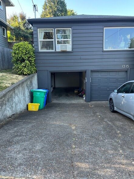 Driveway and Private Garage - 13-15 SW Bancroft St