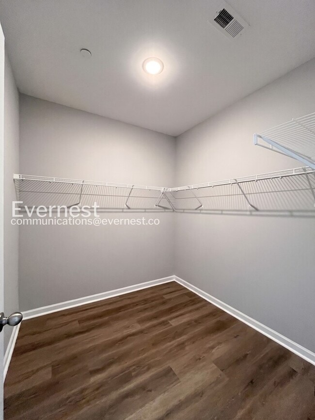 Building Photo - Limited Time Special Offer / 4 Bed, 2 Bath Home with and Garage / Pet-Friendly / Vouchers Accepte...