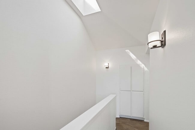 Building Photo - Gorgeous 2 Story Townhome in Valencia!