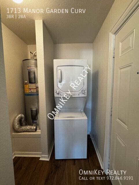 Building Photo - 1713 Manor Garden Curve