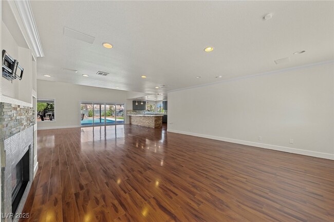 Building Photo - 144 E Robindale Rd
