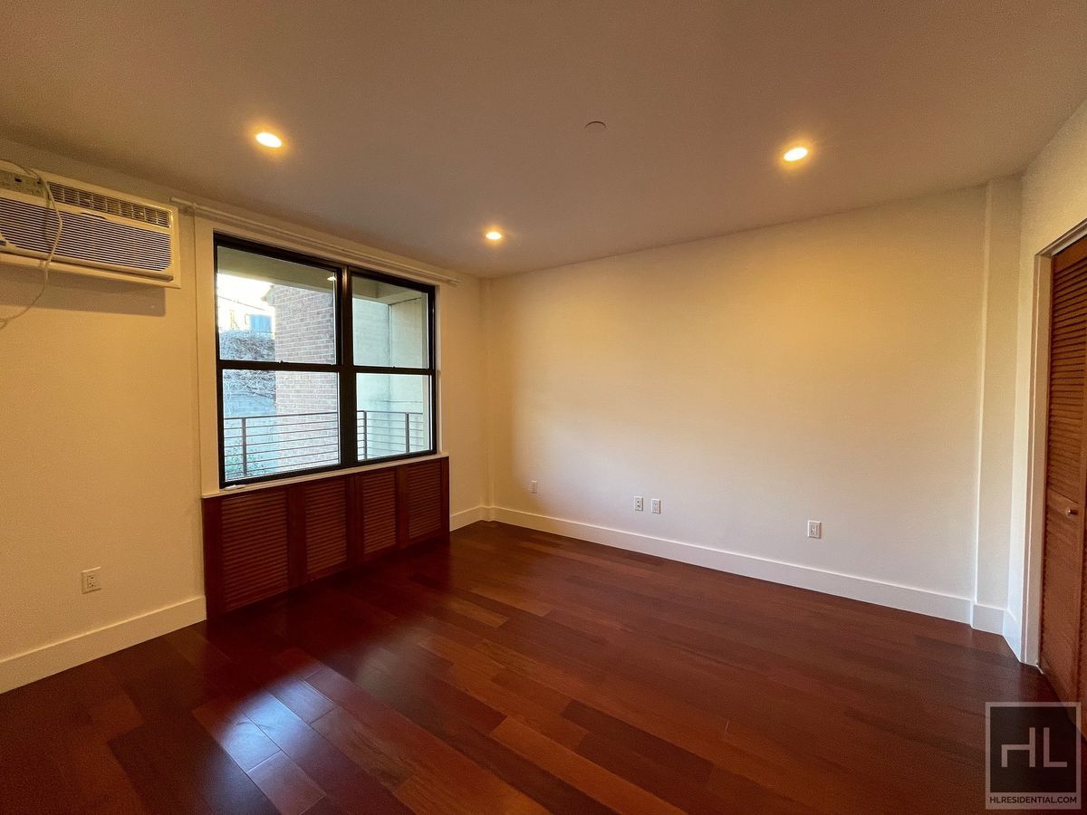 Building Photo - Gorgeous stabilized 1 bedroom with private balancony and in unit washer/dryer