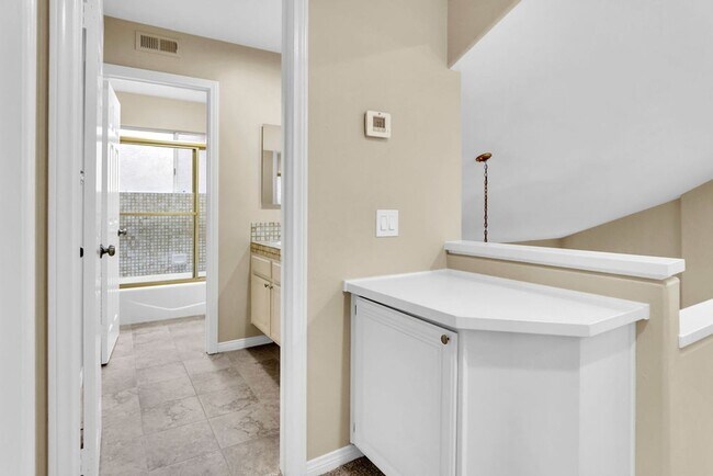 Building Photo - Beautiful 3 Bedroom/2.5 bath  detached hom...