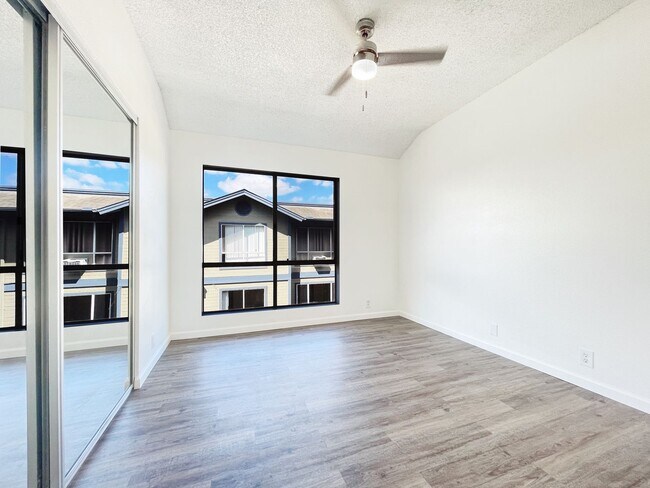 Building Photo - Just Refreshed Ewa Beach Condo with A/C