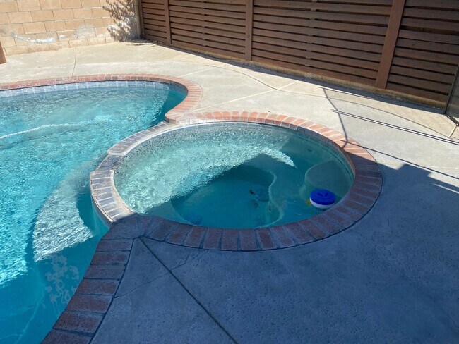 Building Photo - West Lancaster Pool Home