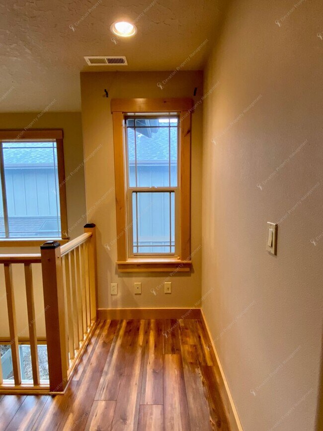 Building Photo - Dual-Level 3 BR - 2.5 BA Haven in Central Bend