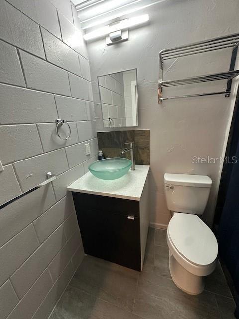 Building Photo - 1800 Lucerne Ter