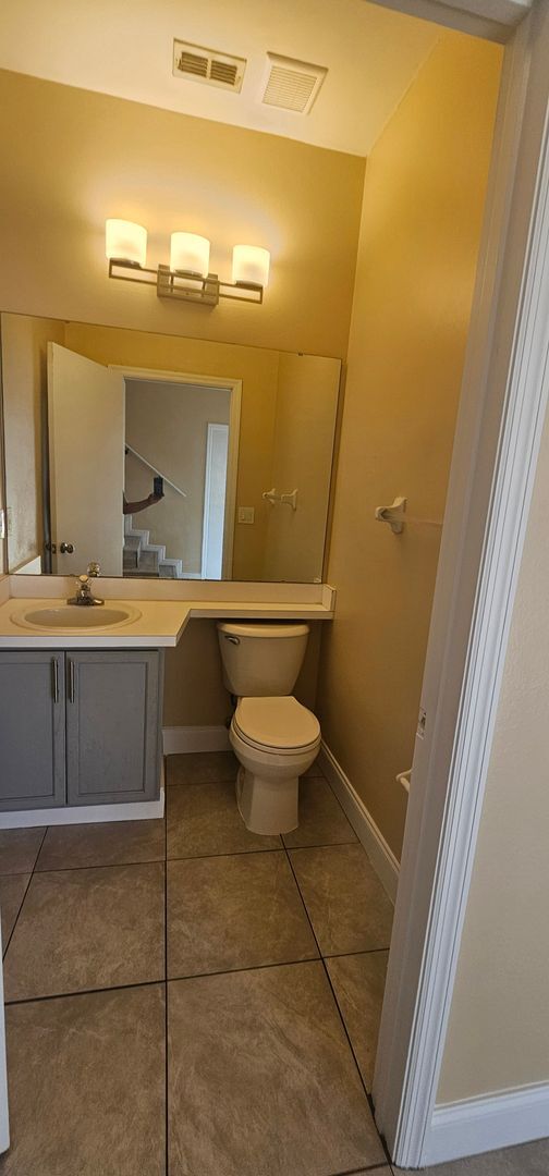 Building Photo - 14560 Laguna Beach Cir