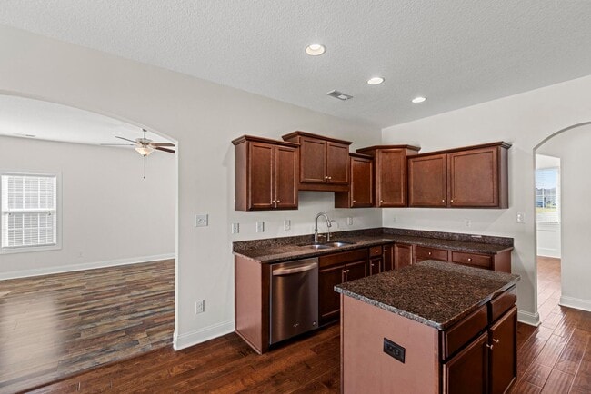 Building Photo - Reduced AND $500 OFF Move in Special! 5 bedroom Home