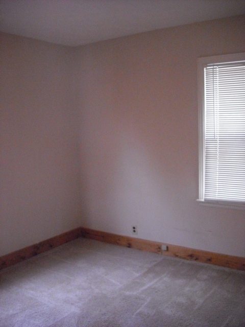 Building Photo - Single Family Home, Large Yard & Perfect Location