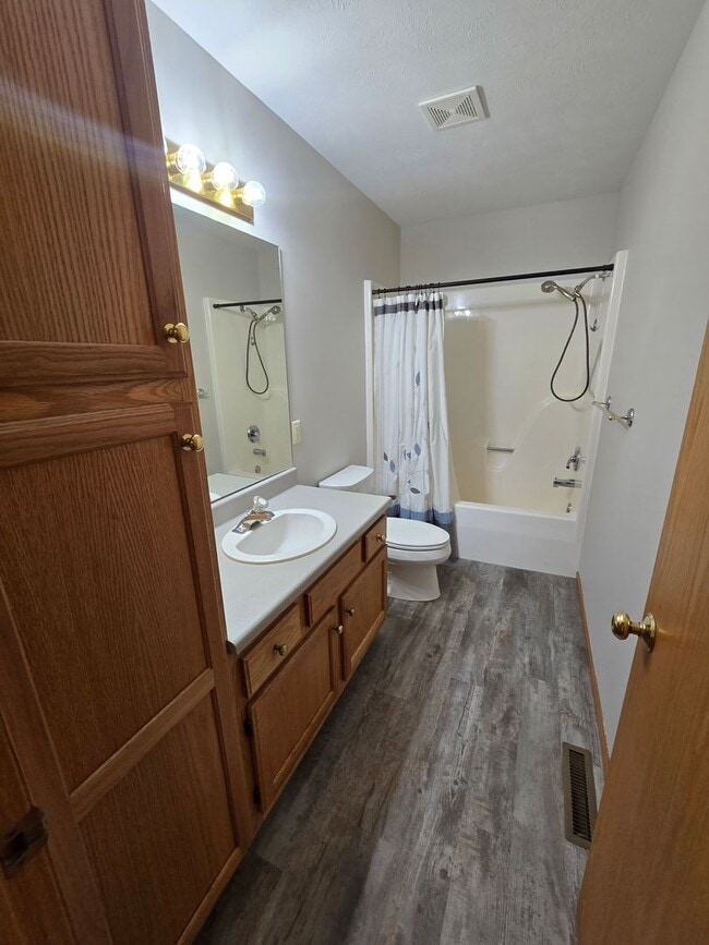 Building Photo - Duplex!